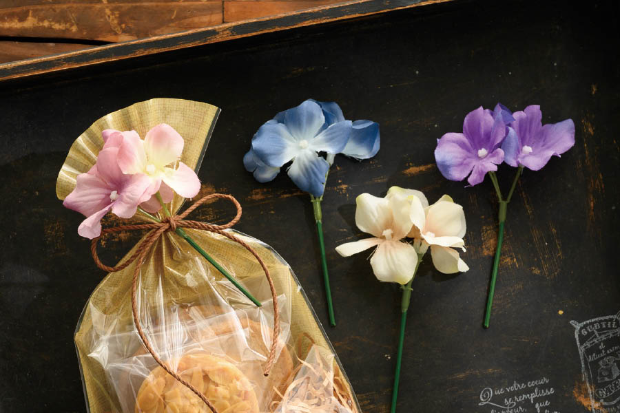 造花やワイヤータイなどの小物