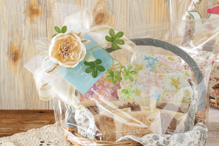 造花やワイヤータイなどの小物