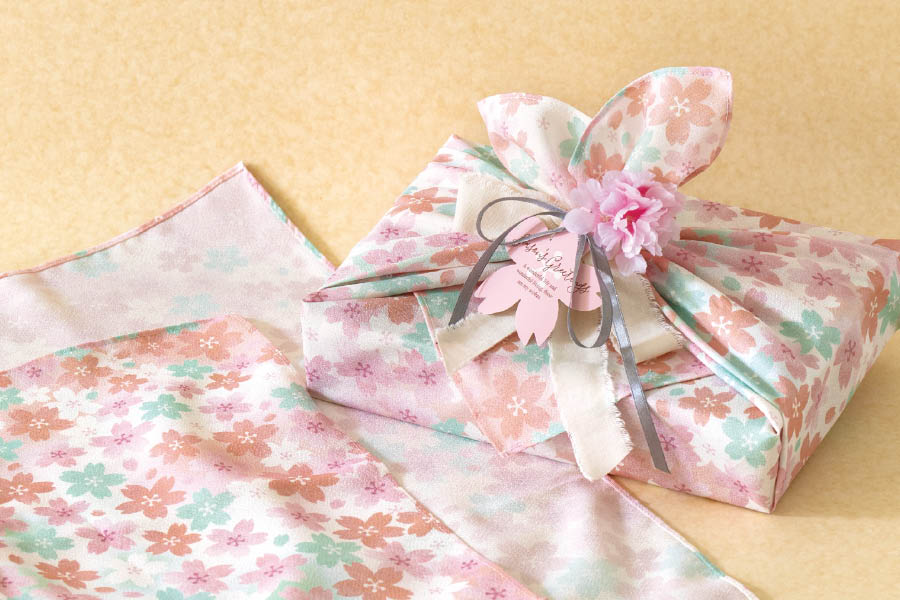 桜の風呂敷を使ったギフトラッピング