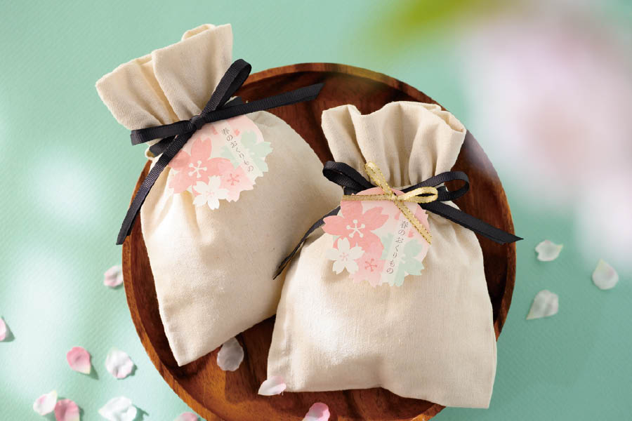桜のタグを無地巾着に付けたラッピングアイデア