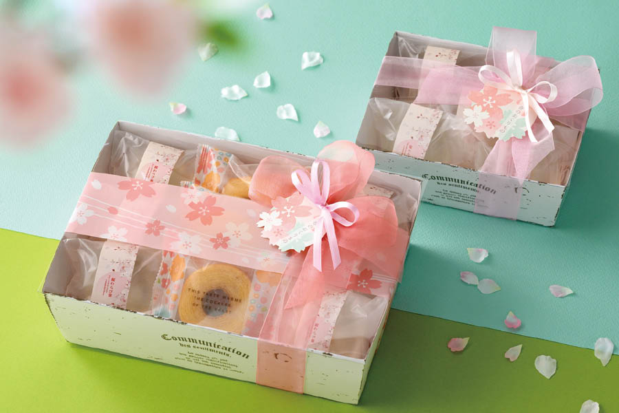 桜のタグをペーパートレイのギフトに付けたラッピングアイデア