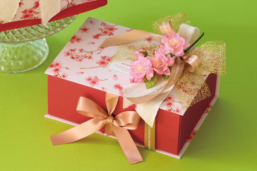 桜のギフトボックスのラッピングアイデア
