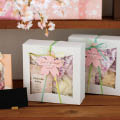 窓付きギフトボックスに桜デザインのタグを使ったギフトラッピング