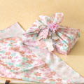 桜デザインの風呂敷を使ったギフトラッピング