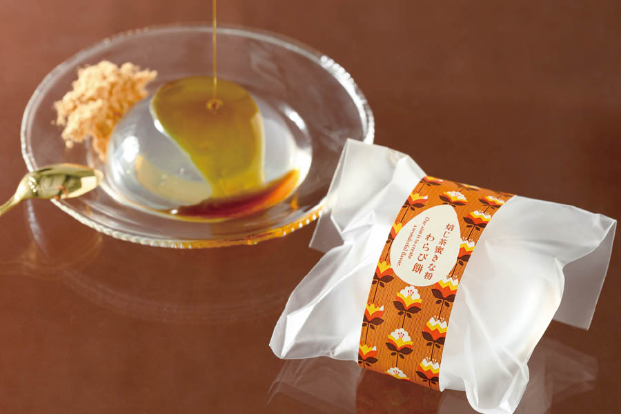ほうじ茶蜜わらび餅をお皿に出して