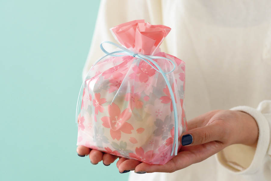 軽やかな桜の巾着バッグ