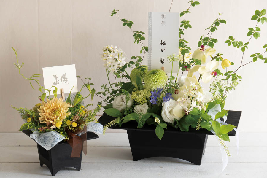黒の器を使ったお供えのお花イメージ