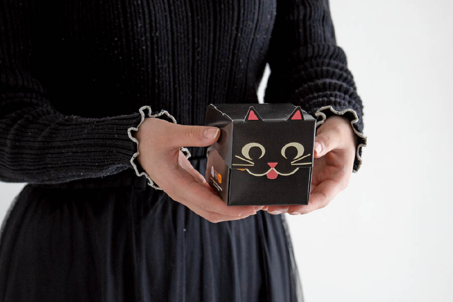 キューブ型のギフトボックス手持ち_黒ねこ