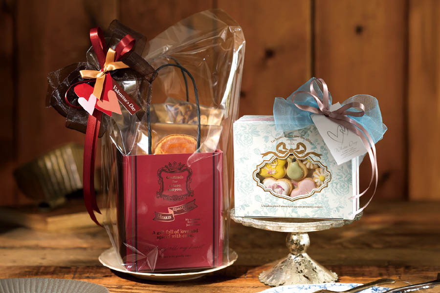 ペーパーバッグに入れたバレンタインデイギフト