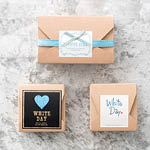 小さめのクラフトギフトボックスにシールを貼ったバレンタイン・ホワイトデイラッピング