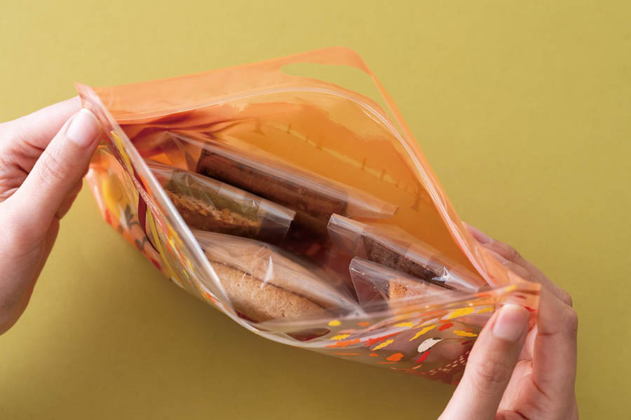 森の動物を描いたジップバッグ