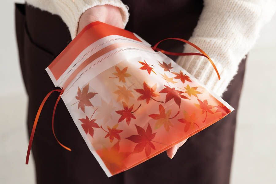 もみじデザインの巾着バッグ