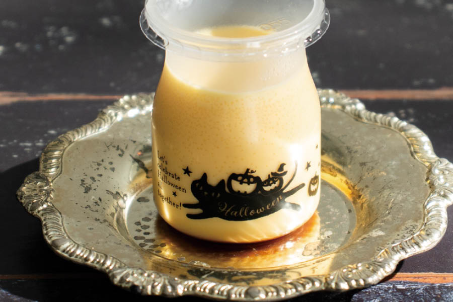 プリン入りのカップ