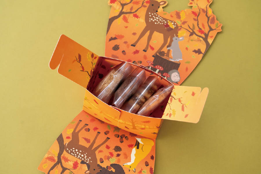 森の動物を描いたペーパーバッグのお菓子入り数
