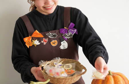 ハロウィンシールをエプロンにつけている