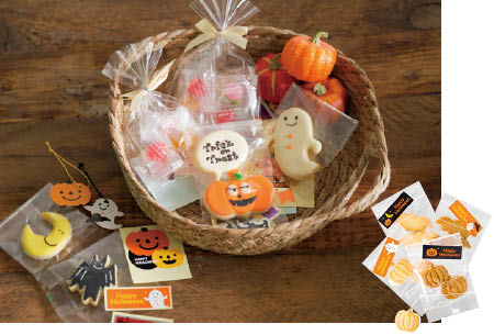 個包装のお菓子にシールを貼っている