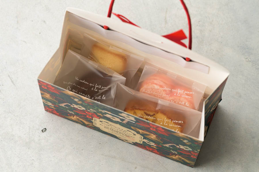 赤いリボン付きのフラップバッグお菓子入り数
