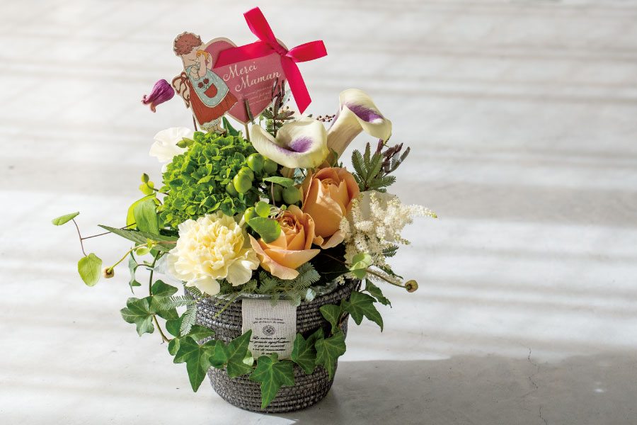 シックな網カゴバスケットで大人なアレンジを