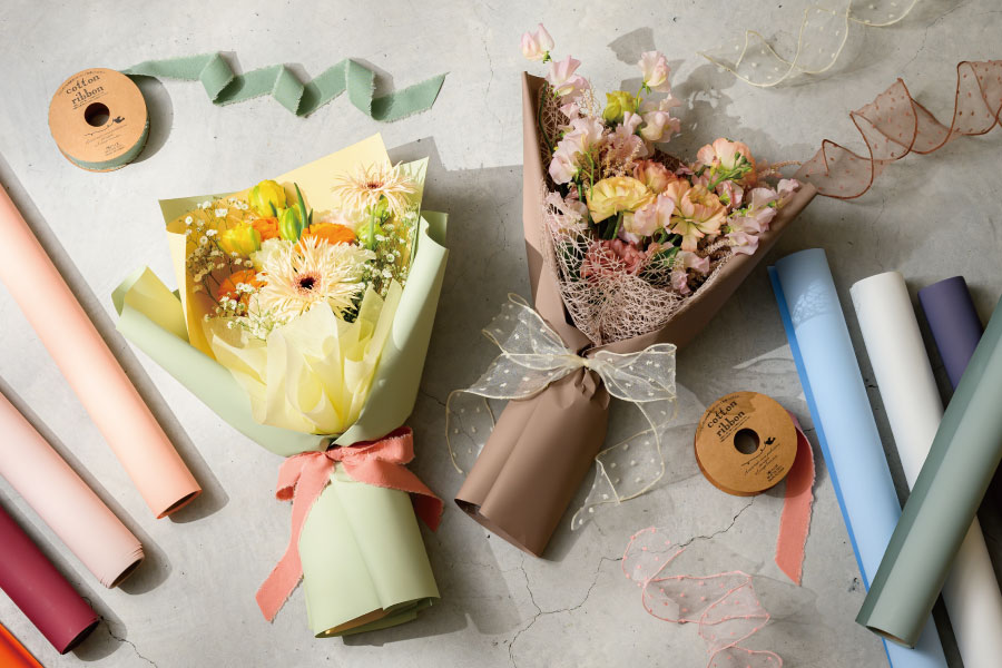 花束とラッピングロールが並ぶ